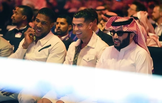 Ronaldo, Neymar cùng loạt 'sao số' đổ bộ tại trận siêu kinh điển Tyson Fury  - Oleksandr Usyk