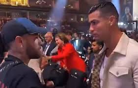 Neymar e Cristiano Ronaldo conversam em evento de boxe, e brasileiro erra  previsão; assista - Lance!