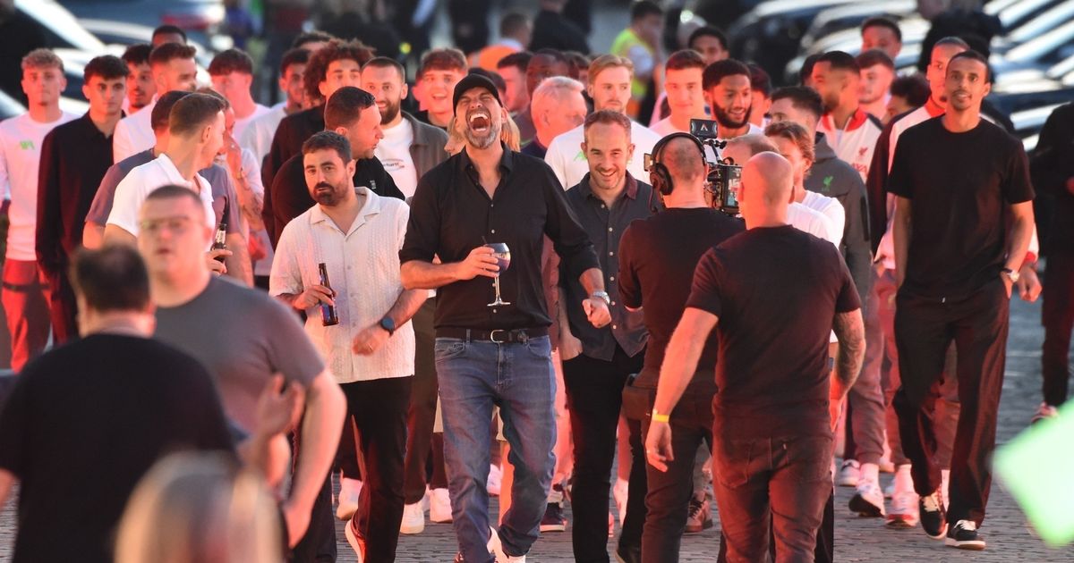 Jürgen Klopp and his players arrive at the Titanic Hotel