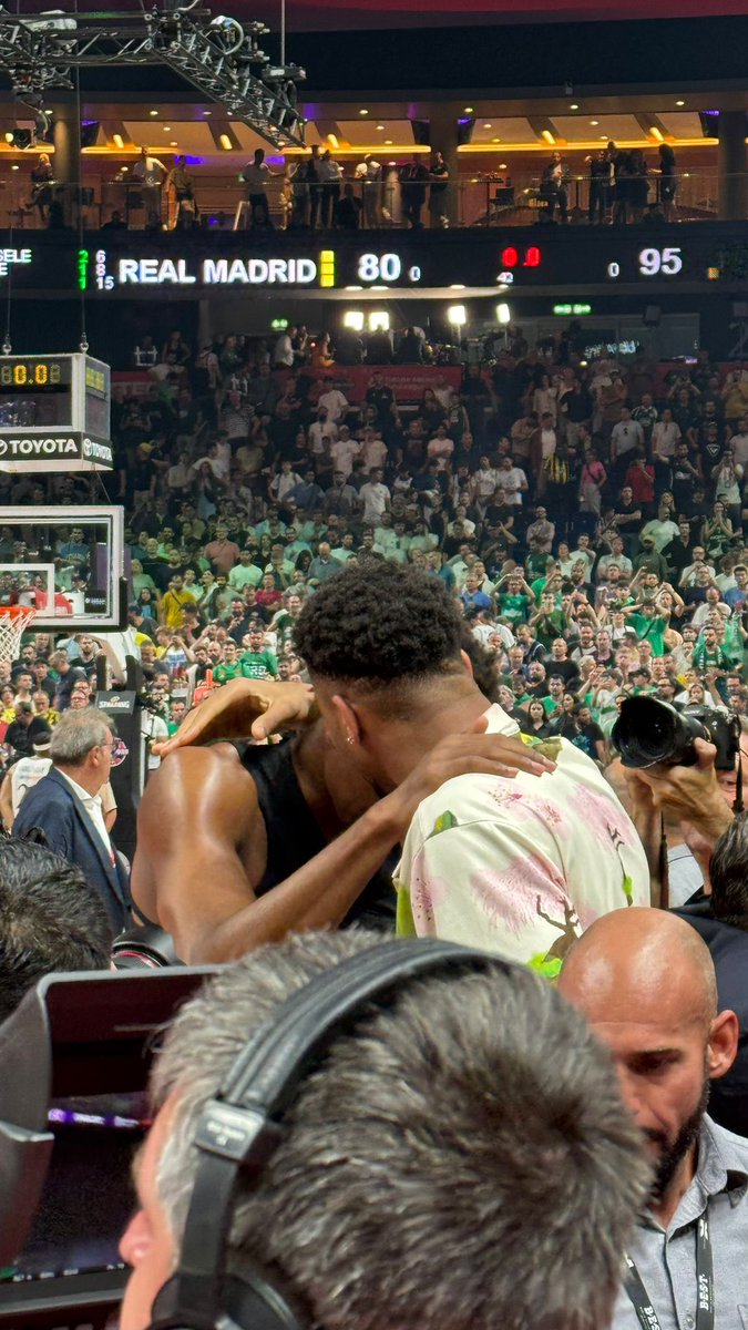 SKWEEK on X: "𝗞𝗢𝗦𝗧𝗔𝗦 🫂 𝗚𝗜𝗔𝗡𝗡𝗜𝗦 L'émotion des frères  Antetokounmpo après le titre de champion d'Europe de Kostas !   https://t.co/XU4yZXpOxr" / X