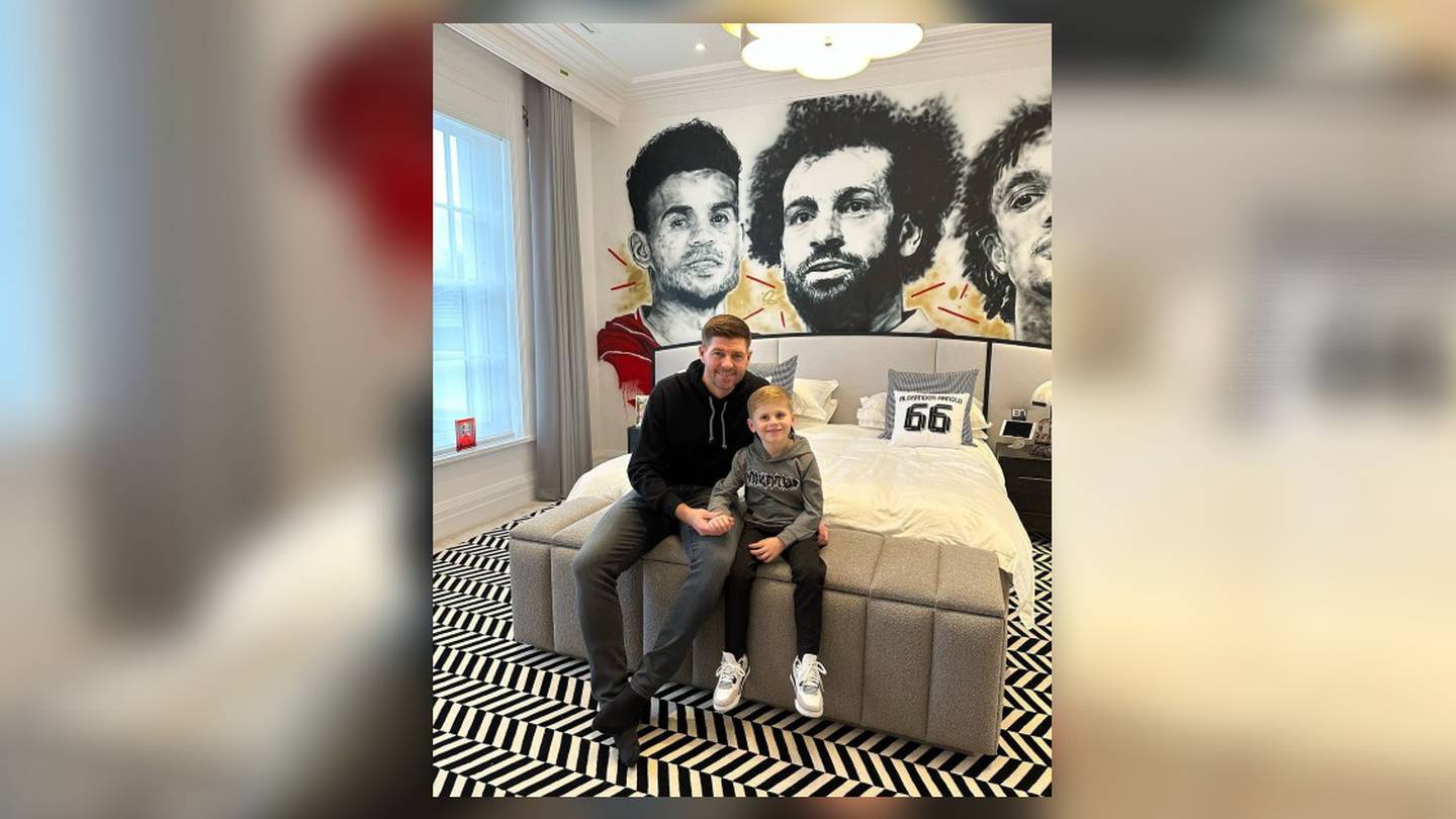 Qué detalle! Steven Gerrard y el fondo de su cuarto con figuras del Liverpool (FOTO) – Fox Sports