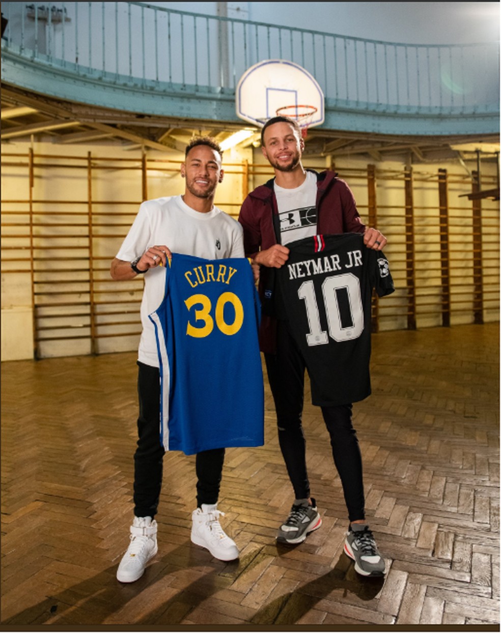 Neymar e Stephen Curry se encontram na quadra de basquete ...