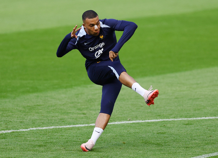 Mbappe trở lại tập luyện sau khi gặp chấn thương mũi - Ảnh: REUTER