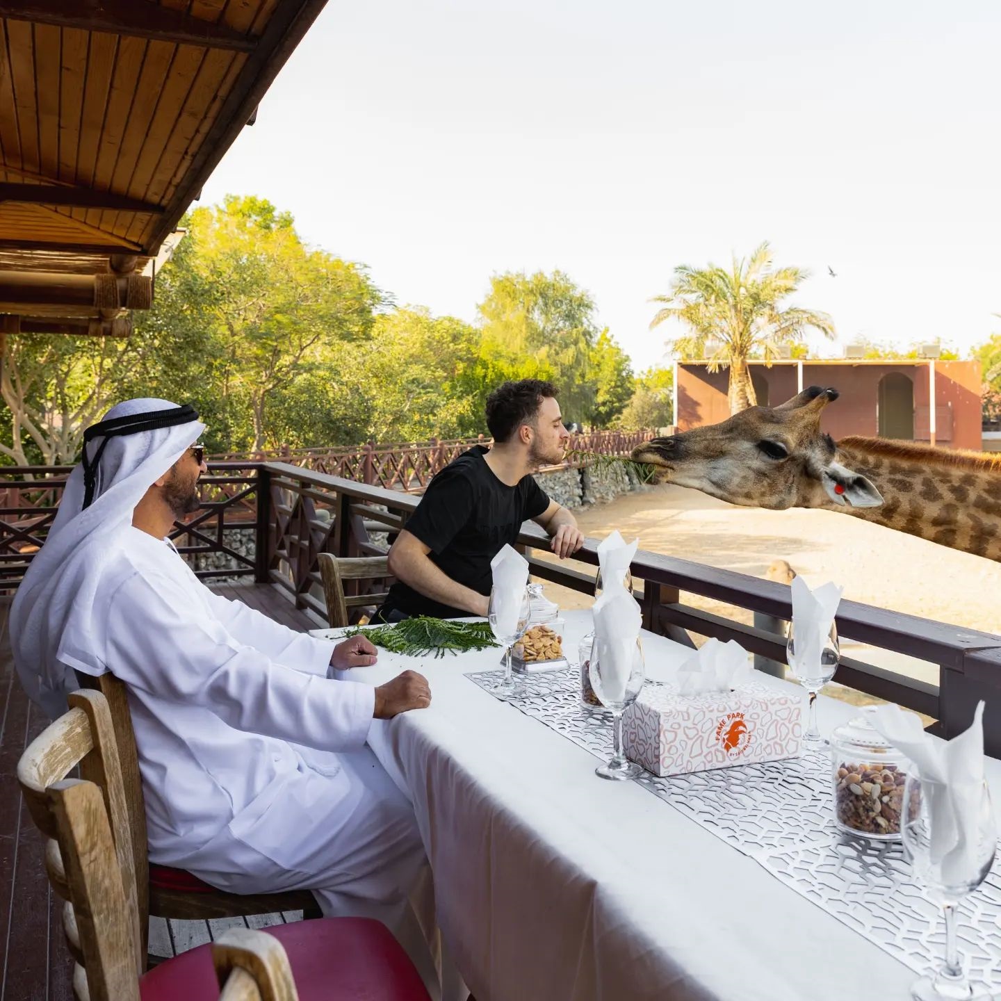 Jota also shared a bite to eat with a giraffe