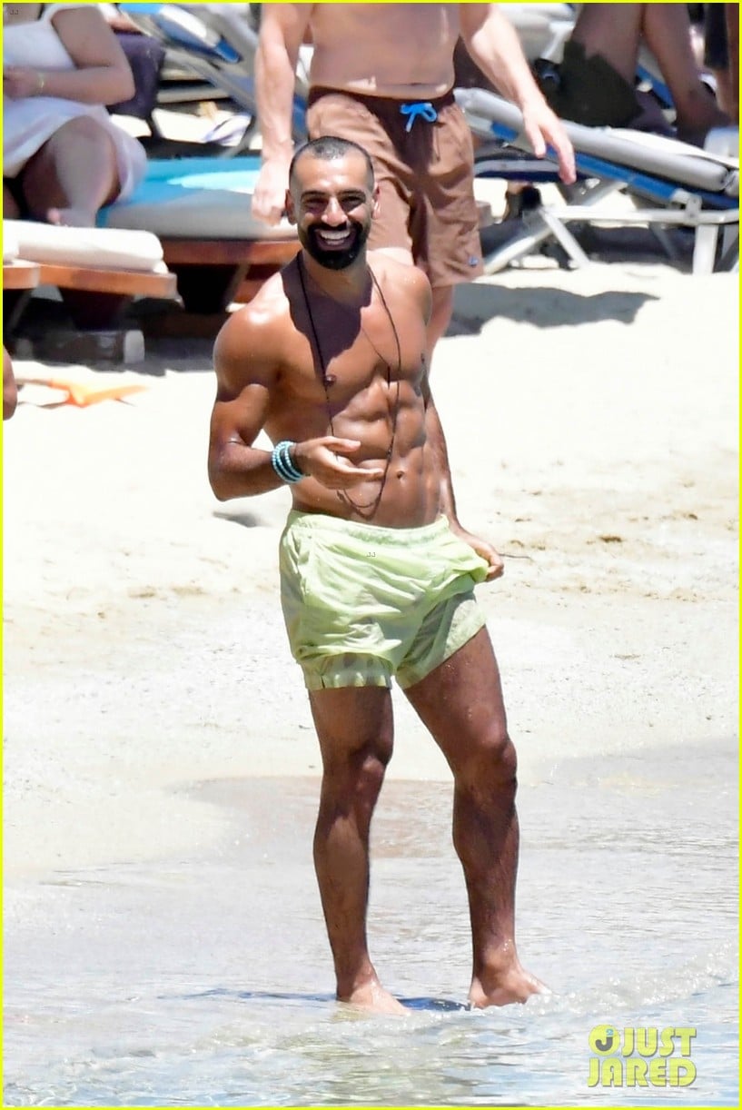 Soccer Star Mohamed Salah Bares Ripped Body at the Beach in Greece!: Photo 5054497 | Mohamed Salah, Shirtless Photos | Just Jared: Entertainment News