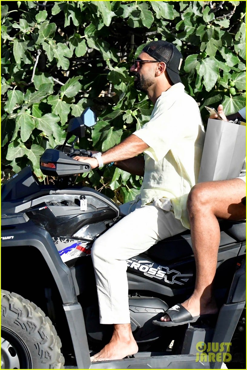 Soccer Star Mohamed Salah Bares Ripped Body at the Beach in Greece!: Photo 5054533 | Mohamed Salah, Shirtless Photos | Just Jared: Entertainment News