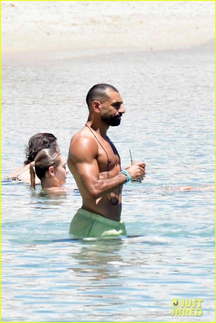 Soccer Star Mohamed Salah Bares Ripped Body at the Beach in Greece!: Photo 5054522 | Mohamed Salah, Shirtless Photos | Just Jared: Entertainment News