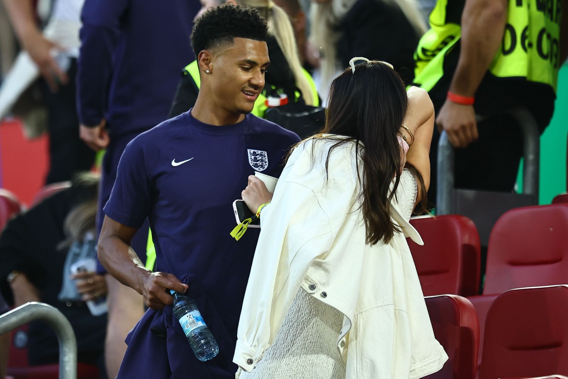 Ngôi sao người Anh Ollie Watkins tươi cười rạng rỡ sau khi kết hôn với bạn gái Ellie Anderson