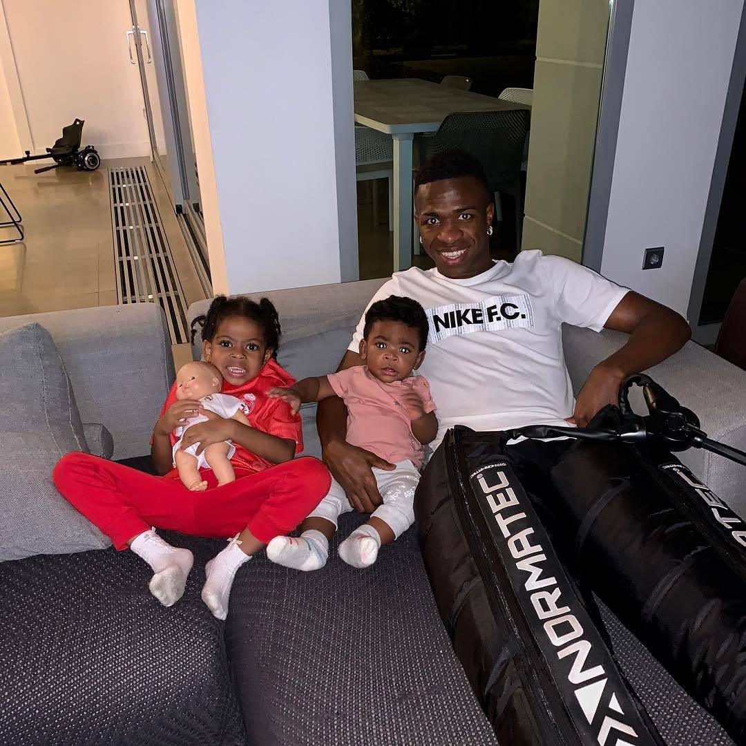 We're one white family — ,,Recovering next to them…️” - Vinicius