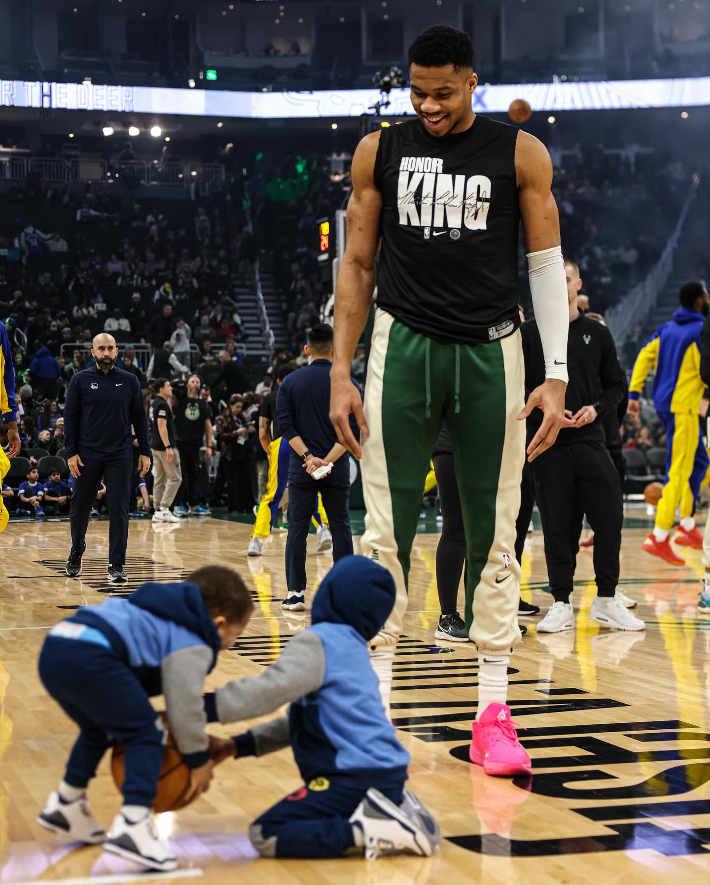 May be an image of 5 people, people playing basketball, basketball jersey and text that says "KING HONOR I"