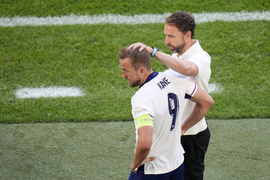 Gary Neville nêu thuyết âm mưu về phong độ kém của Harry Kane