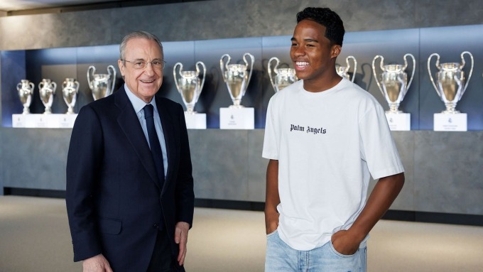 Real Madrid President Florentino Perez welcomed Endrick in the club's traditional room at Bernabeu Stadium in December 2023. Photo: realmadrid.com