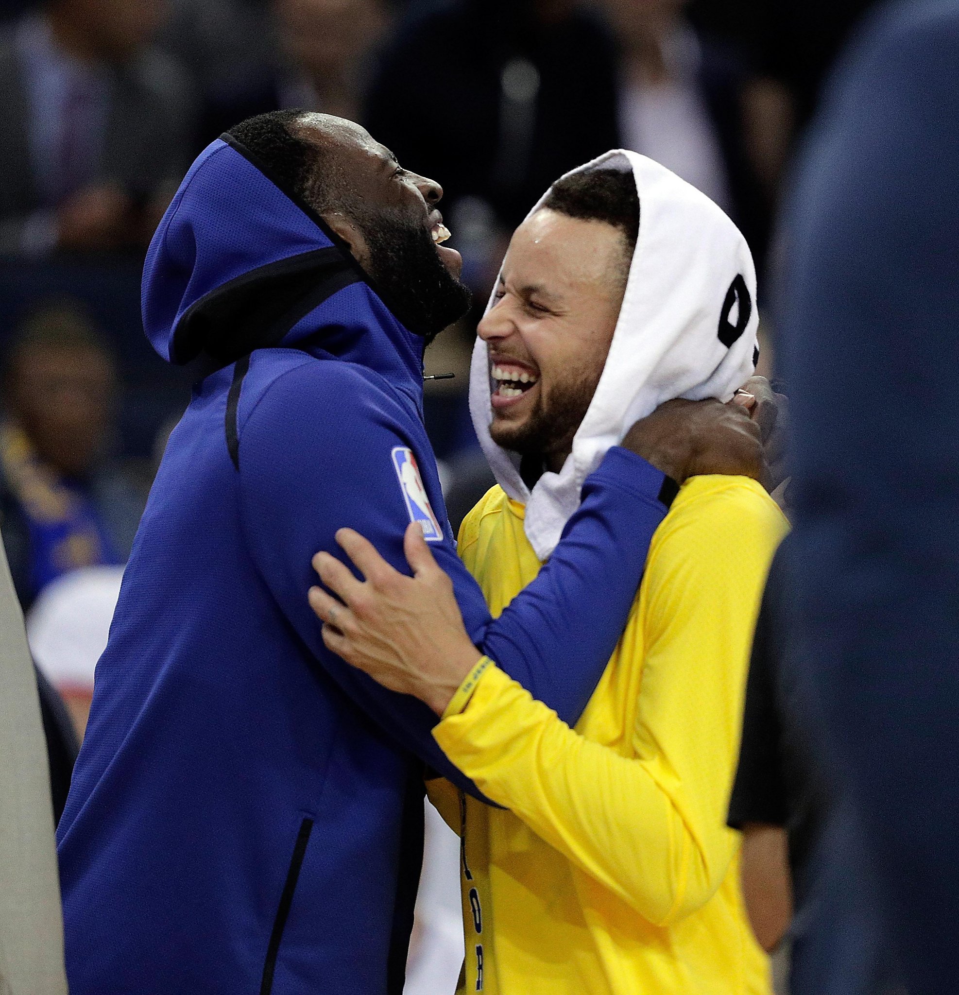 Stephen Curry jokingly mocks Draymond Green's shooting form from the bench