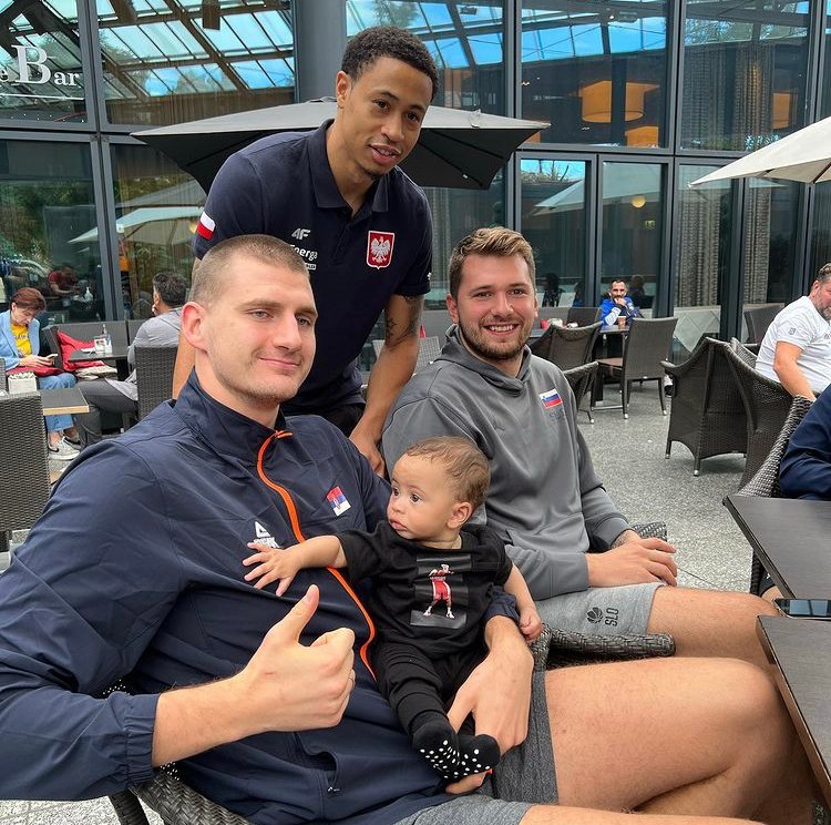 X 上的ClutchPoints：「Luka Doncic and Nikola Jokic hanging out at EuroBasket   (via @KoszKadra) https://t.co/bwOPCfCklS」 / X