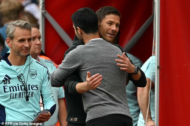 Xabi Alonso đứng ở đường biên đối diện với người bạn thời thơ ấu Mikel Arteta