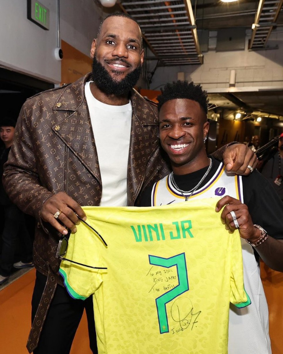 Vinicius Junior presenteia LeBron James com camisa do Brasil: "Para meu ídolo" | nba | ge