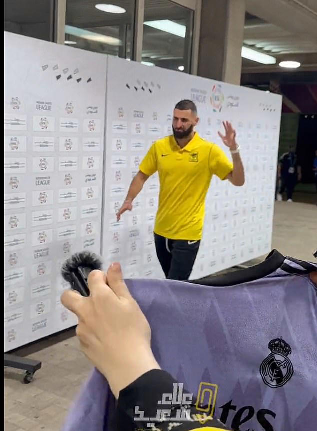 After a game for Al-Ittihad, Benzema appeared to be refusing requests from fans and media