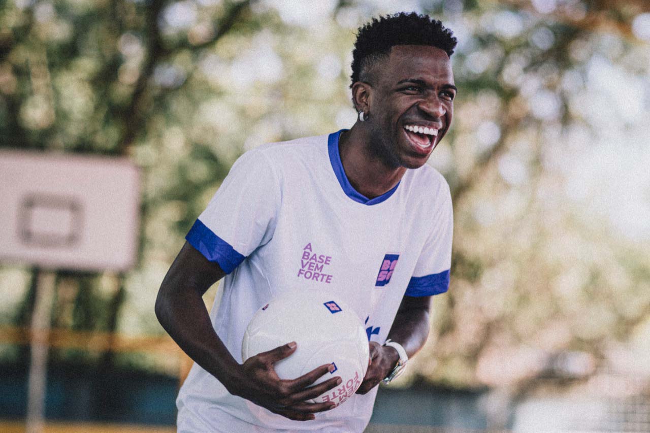 Vinícius Jr. alia futebol e tecnologia em apoio a estudantes de São Gonçalo  - Lado de Cá - Seu portal de notícias