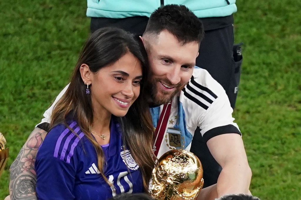 Lionel Messi's Wife Antonela Roccuzzo Pops in Sneakers at World Cup –  Footwear News