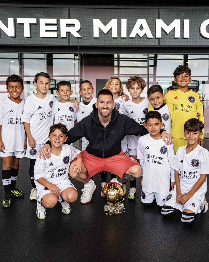 Lionel Messi llevó el Balón de Oro a la Academia del Inter Miami – Diario  La Página