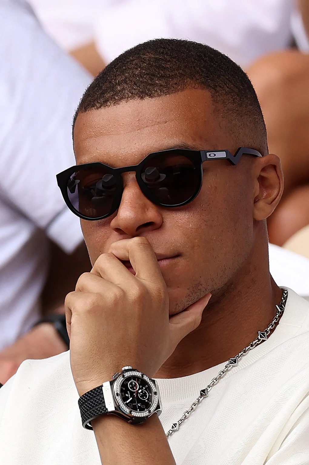 Kylian Mbappe wears many diamond watches, worth a house - 5