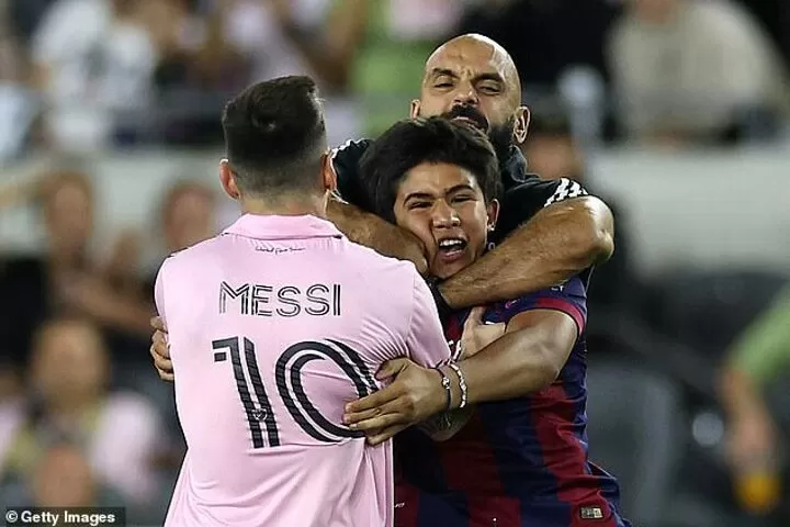 Messi's bodyguard grabs fan around the neck as he rips him away from the  star| All Football