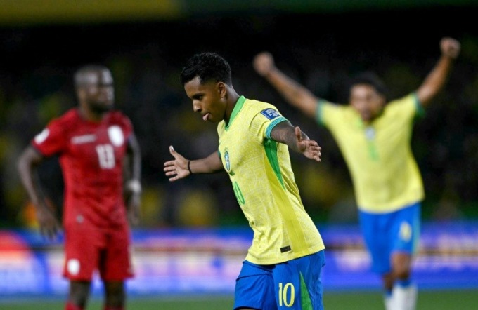 Rodrygo (center) celebrates scoring in the Brazil 1-0 Ecuador match on the morning of September 7. Photo: AP