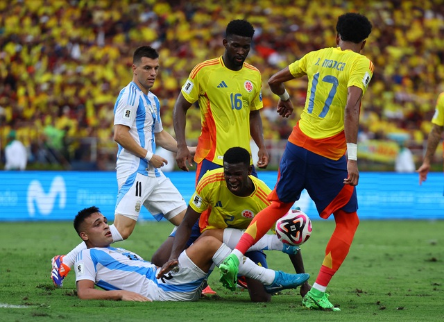 Vắng Messi, Argentina gục ngã trước "đòn thù" Colombia- Ảnh 3.