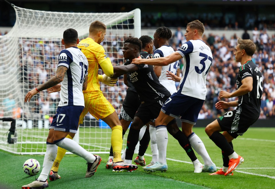 Bukayo Saka was one of many payers to step in and protect his teammate