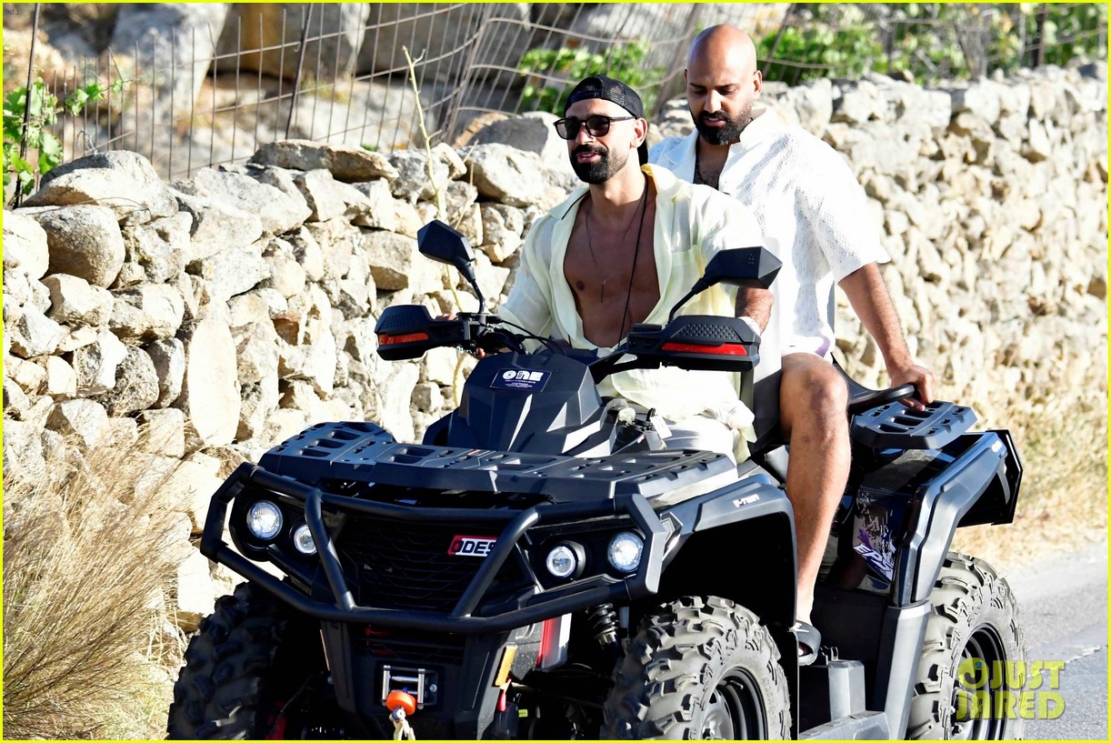 mohamed salah shirtless at the beach 095054505