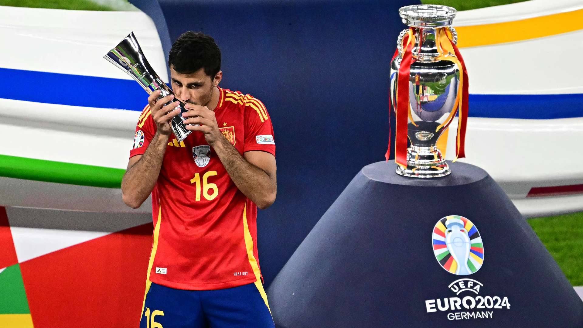 Rodri giành danh hiệu Cầu thủ xuất sắc nhất Euro 2024, 'Quả bóng vàng' nằm  trong tầm tay của ngôi sao Tây Ban Nha | Goal.com Việt Nam