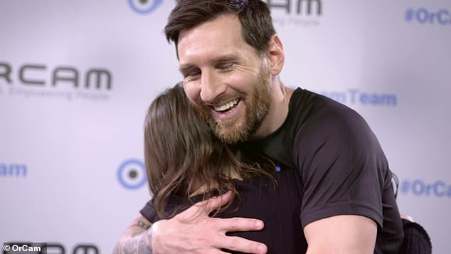 Hàng năm, Messi sẽ tặng thiết bị OrCam MyEye cho những người khiếm thị với những câu chuyện truyền cảm hứng