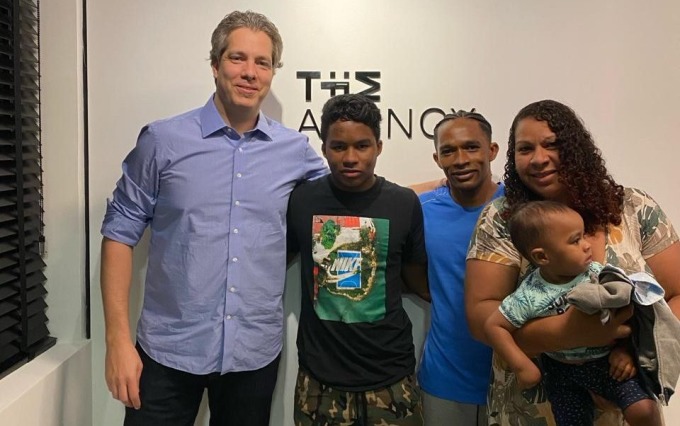 Agent Frederico Pena (left), Endrick, with his parents and younger brother Noah during a contract negotiation. Photo: Frederico Pena