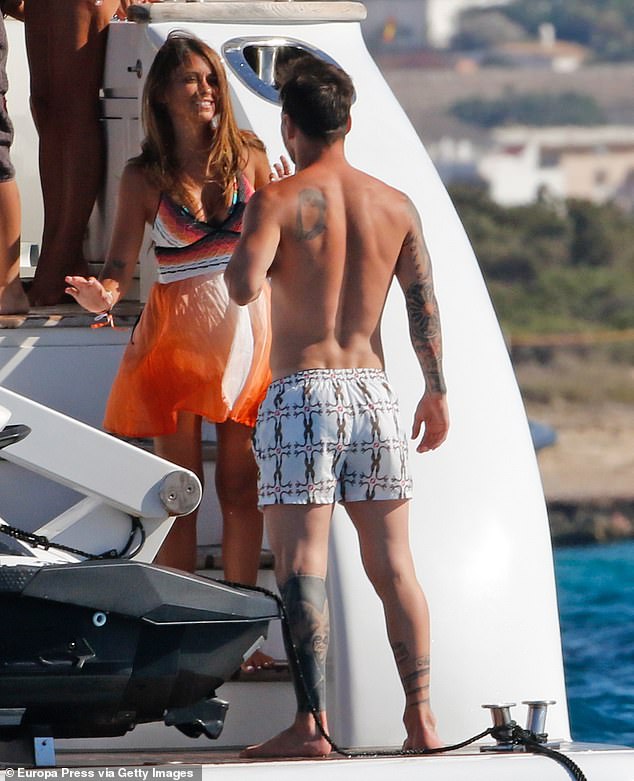 Lionel Messi enjoys a private moment with stunning wife Antonella Roccuzzo | Daily Mail Online