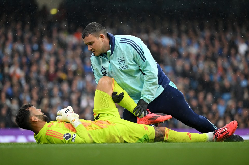 David Raya đã được điều trị trong trận đấu với Manchester City và rời sân vận động với tư thế khập khiễng