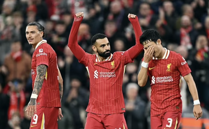 Salah (center) celebrates a goal in the match against West Ham. Photo: AFP.