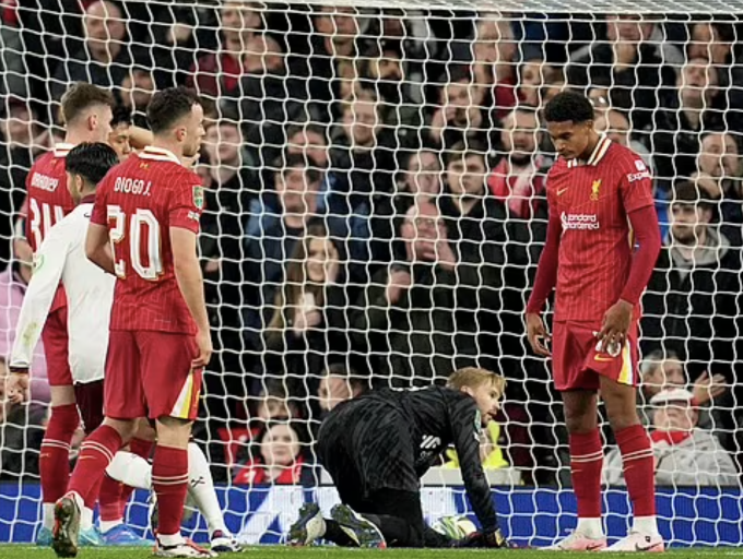 Quansah (right) looks dazed after accidentally scoring an own goal in the match against West Ham in the fifth round of the English League Cup. Photo: AP.