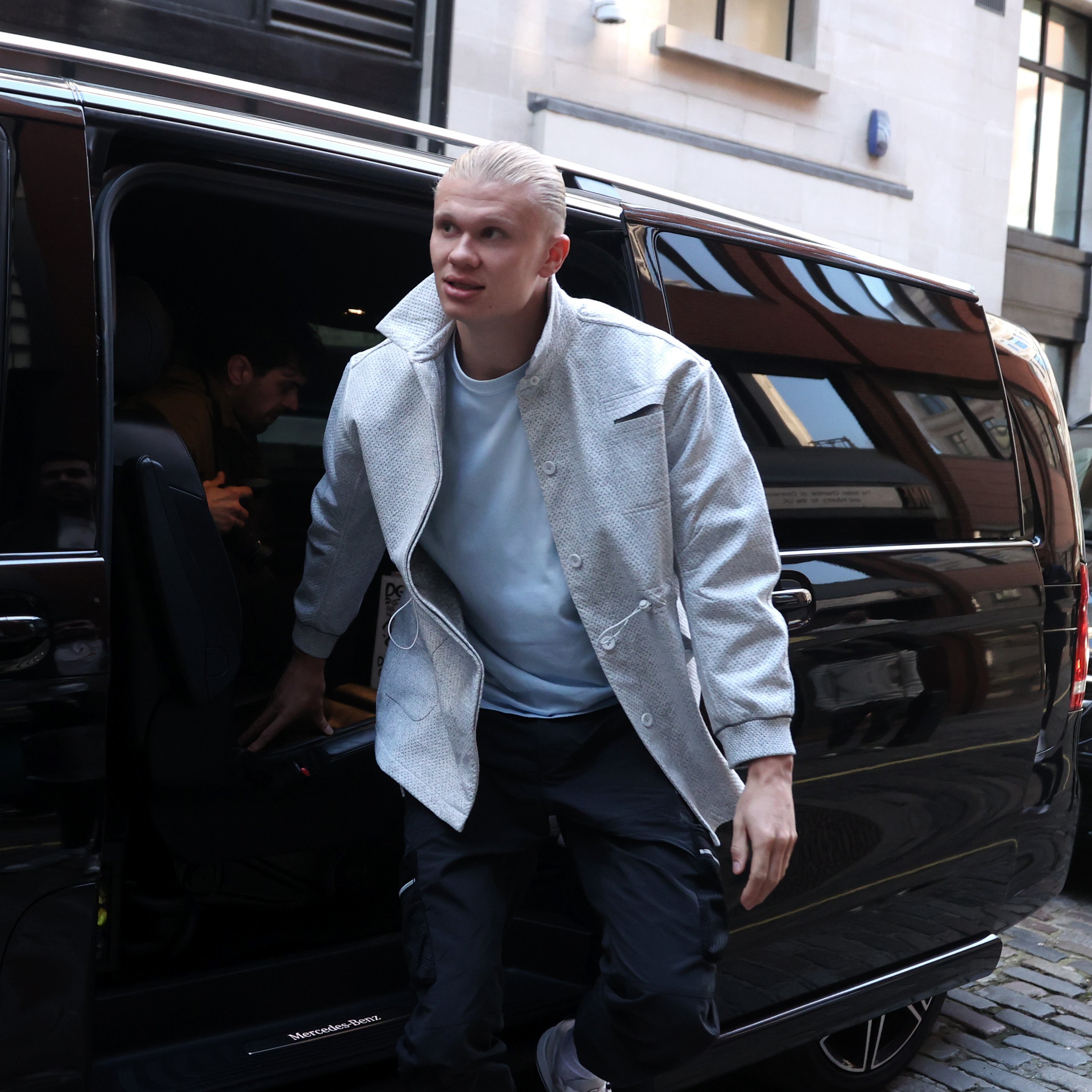 VBET News on X: "Erling Haaland entering NikeTown London in style   https://t.co/EFr7UWtZDL" / X