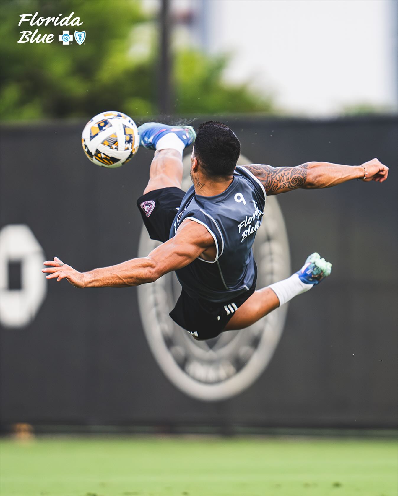 Puede ser una imagen de 1 persona, jugando al fútbol, jugando al fútbol y texto